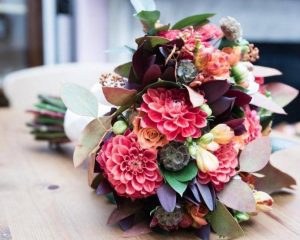 Зачем и кому нужна доставка цветов по городу?